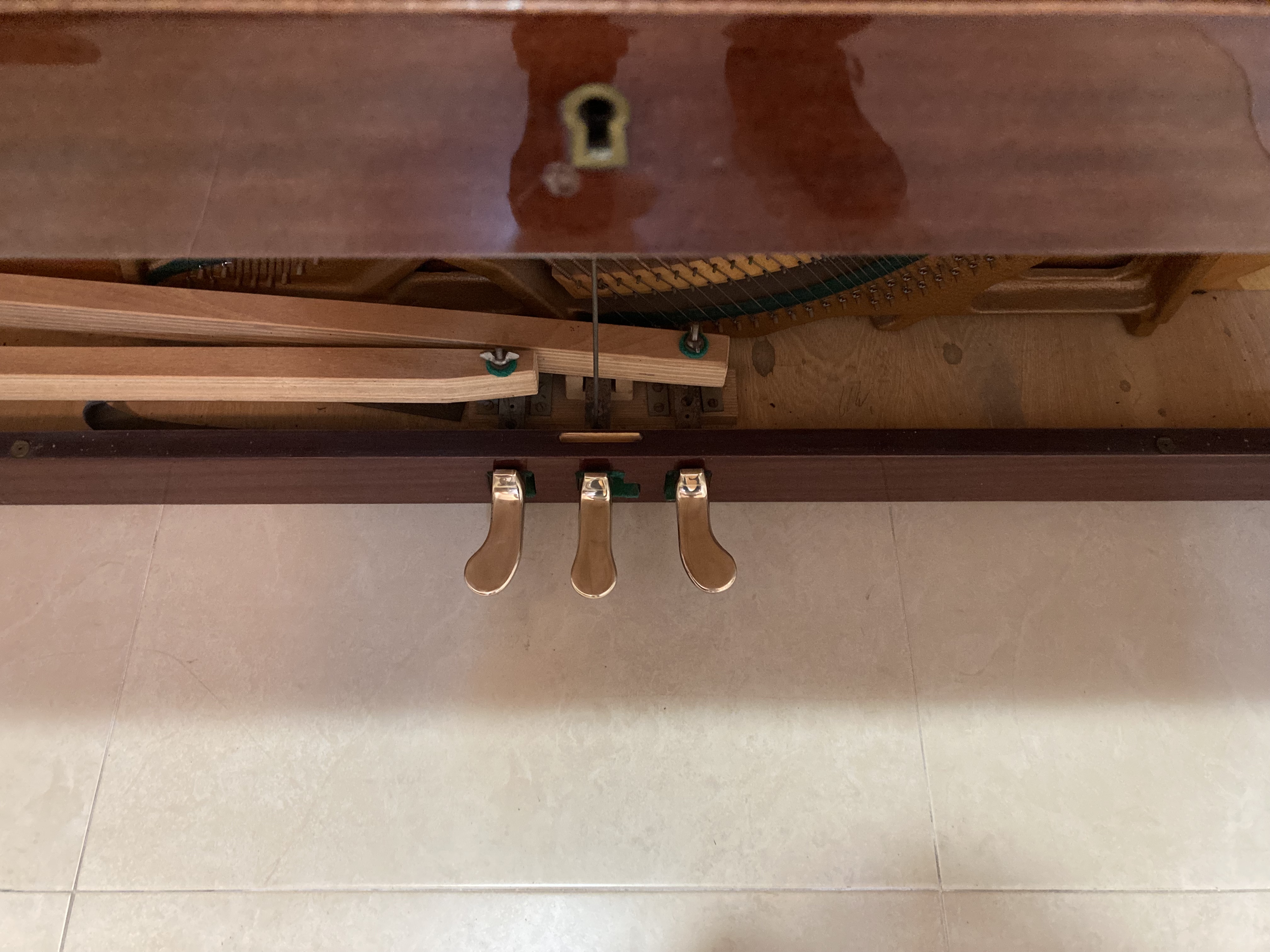 Detalle del acabado exterior de un piano restaurado