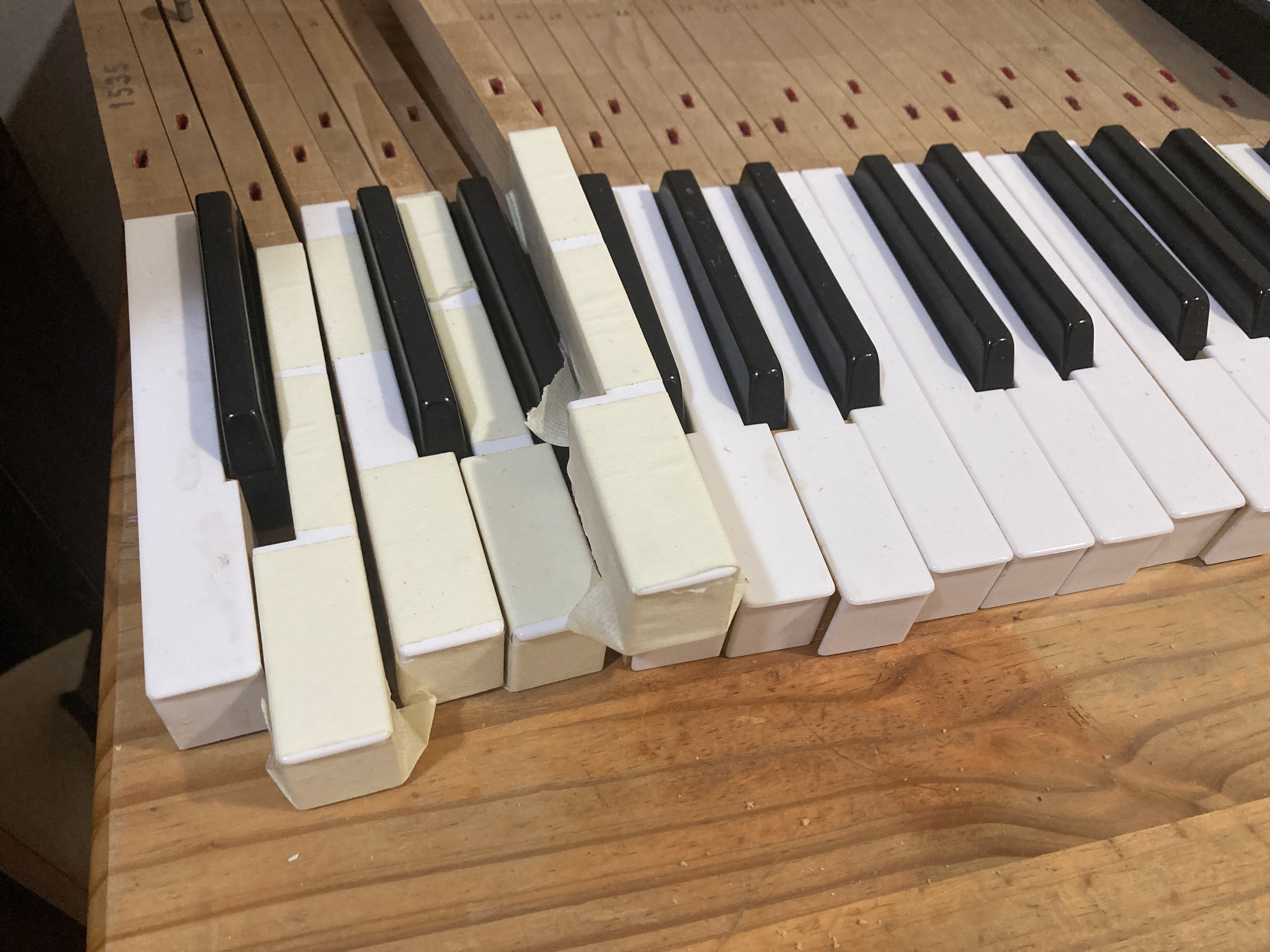 Trabajo de mantenimiento en un piano vertical